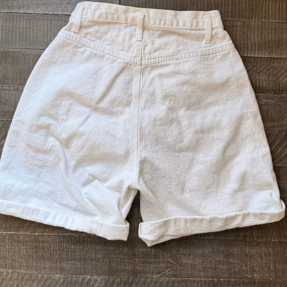 Rare vintage Disney White High-Waisted Shorts with Character and Palm Design - Picture 4 of 10